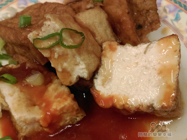 游記百年油飯10-古早三角豆腐特寫