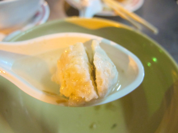 金字塔三角湯圓:(胖樺食記)大溪老街必吃人氣店家:金字塔鹹湯圓。各大媒體雜誌報導的再地美食。