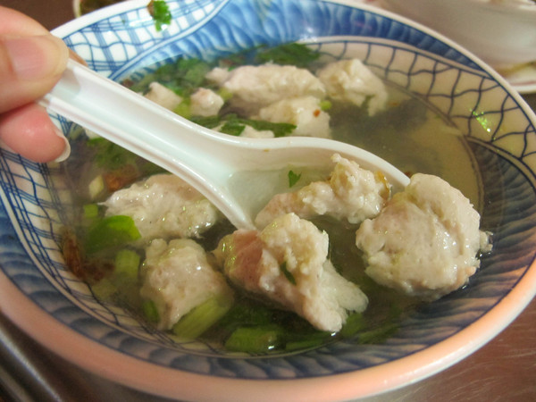 金字塔三角湯圓:(胖樺食記)大溪老街必吃人氣店家:金字塔鹹湯圓。各大媒體雜誌報導的再地美食。