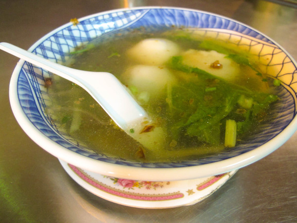 金字塔三角湯圓:(胖樺食記)大溪老街必吃人氣店家:金字塔鹹湯圓。各大媒體雜誌報導的再地美食。