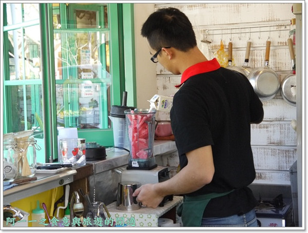 花間集:苗栗 大湖酒莊 草莓香腸&花間集 草莓奶昔~春日採草莓去