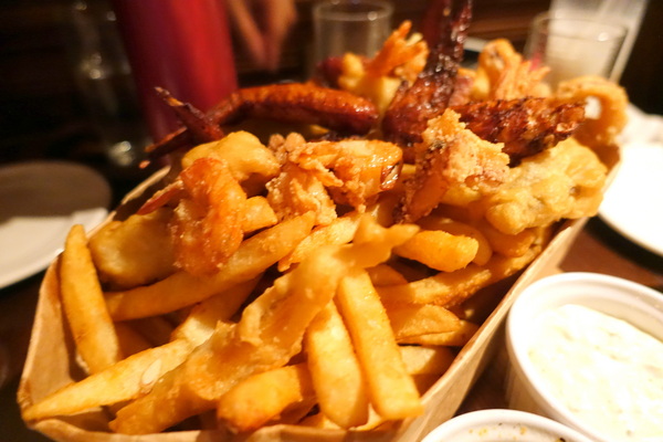 Woo Taipei 窩台北:(胖樺食記)台北東區超推薦酒吧「Woo Taipei窩台北」/超大份量拼盤/特色調酒/咖啡廳/義大利麵