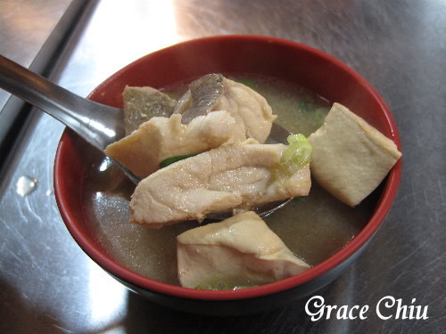 仁愛市場第一棟二樓A33攤：A33攤生魚飯～想吃請耐心等候^^