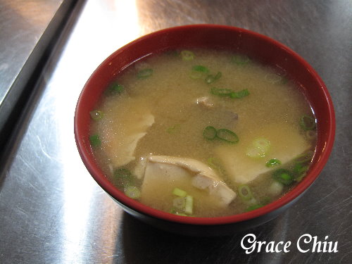 仁愛市場第一棟二樓A33攤：A33攤生魚飯～想吃請耐心等候^^