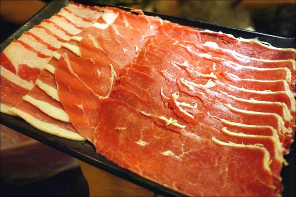 潮肉壽喜燒(忠孝店)：【潮肉壽喜燒】好吃永遠值得久候！超優質壽喜燒又一發！