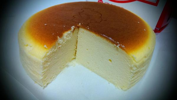 Uncle Tetsu's cheese Cake徹思叔叔の店(台北車站微風店)：台北車站人氣排隊店【Uncle Tetsu’s Cheese Cake】，慕名而買的〞〞起司蛋糕〞〞竟讓我愛上它了！