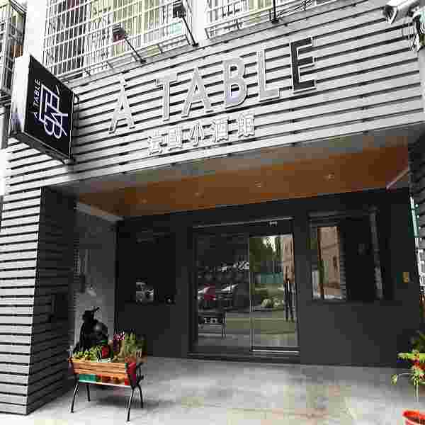 門口可以看出來裝潢走簡約風