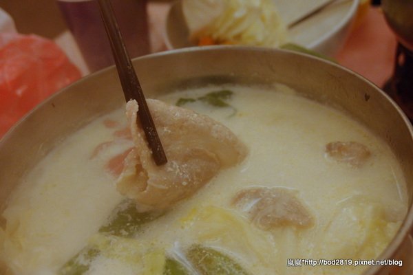 粉紅捲捲娃娃主題餐廳：【台中東海】粉紅捲捲娃娃主題餐廳－女孩們的粉色夢幻餐廳，裝潢可愛又有好多娃娃喔！牛奶鍋喝起來很牛奶！