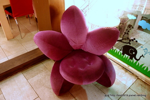 粉紅捲捲娃娃主題餐廳：【台中東海】粉紅捲捲娃娃主題餐廳－女孩們的粉色夢幻餐廳，裝潢可愛又有好多娃娃喔！牛奶鍋喝起來很牛奶！