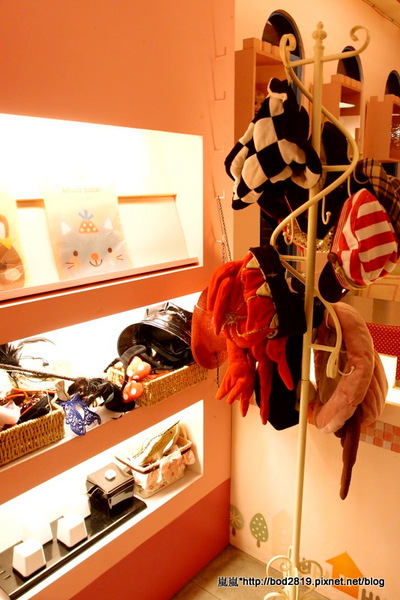 粉紅捲捲娃娃主題餐廳：【台中東海】粉紅捲捲娃娃主題餐廳－女孩們的粉色夢幻餐廳，裝潢可愛又有好多娃娃喔！牛奶鍋喝起來很牛奶！