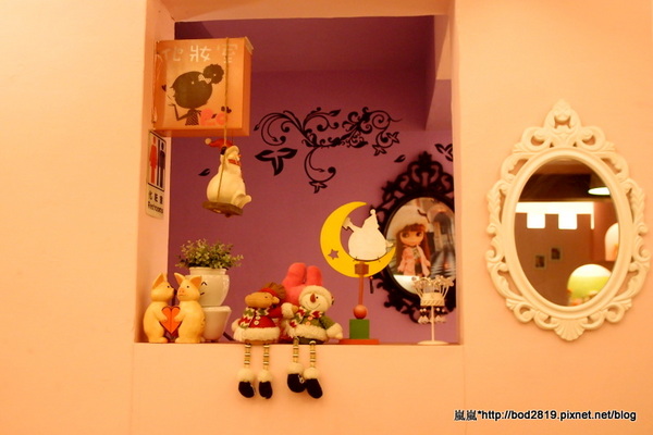 粉紅捲捲娃娃主題餐廳：【台中東海】粉紅捲捲娃娃主題餐廳－女孩們的粉色夢幻餐廳，裝潢可愛又有好多娃娃喔！牛奶鍋喝起來很牛奶！