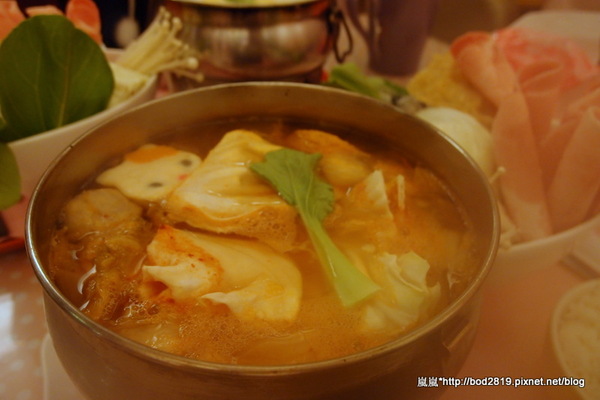 粉紅捲捲娃娃主題餐廳：【台中東海】粉紅捲捲娃娃主題餐廳－女孩們的粉色夢幻餐廳，裝潢可愛又有好多娃娃喔！牛奶鍋喝起來很牛奶！