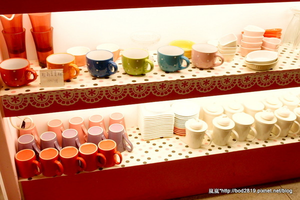 粉紅捲捲娃娃主題餐廳：【台中東海】粉紅捲捲娃娃主題餐廳－女孩們的粉色夢幻餐廳，裝潢可愛又有好多娃娃喔！牛奶鍋喝起來很牛奶！