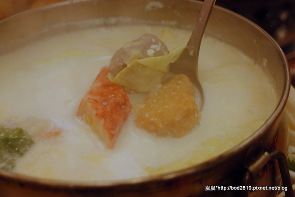 粉紅捲捲娃娃主題餐廳：【台中東海】粉紅捲捲娃娃主題餐廳－女孩們的粉色夢幻餐廳，裝潢可愛又有好多娃娃喔！牛奶鍋喝起來很牛奶！