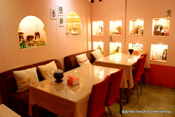 粉紅捲捲娃娃主題餐廳：【台中東海】粉紅捲捲娃娃主題餐廳－女孩們的粉色夢幻餐廳，裝潢可愛又有好多娃娃喔！牛奶鍋喝起來很牛奶！