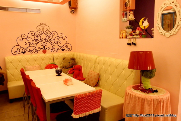 粉紅捲捲娃娃主題餐廳：【台中東海】粉紅捲捲娃娃主題餐廳－女孩們的粉色夢幻餐廳，裝潢可愛又有好多娃娃喔！牛奶鍋喝起來很牛奶！