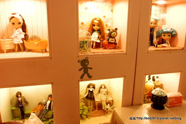 粉紅捲捲娃娃主題餐廳：【台中東海】粉紅捲捲娃娃主題餐廳－女孩們的粉色夢幻餐廳，裝潢可愛又有好多娃娃喔！牛奶鍋喝起來很牛奶！