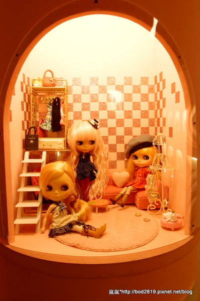 粉紅捲捲娃娃主題餐廳：【台中東海】粉紅捲捲娃娃主題餐廳－女孩們的粉色夢幻餐廳，裝潢可愛又有好多娃娃喔！牛奶鍋喝起來很牛奶！