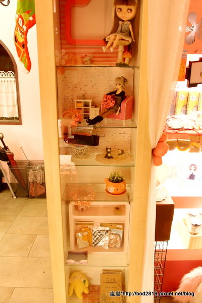 粉紅捲捲娃娃主題餐廳：【台中東海】粉紅捲捲娃娃主題餐廳－女孩們的粉色夢幻餐廳，裝潢可愛又有好多娃娃喔！牛奶鍋喝起來很牛奶！