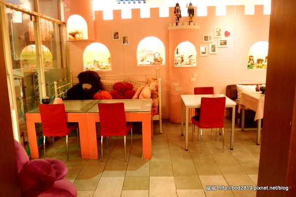 粉紅捲捲娃娃主題餐廳：【台中東海】粉紅捲捲娃娃主題餐廳－女孩們的粉色夢幻餐廳，裝潢可愛又有好多娃娃喔！牛奶鍋喝起來很牛奶！
