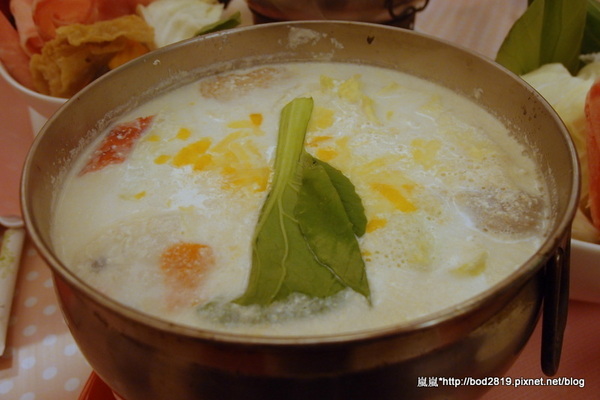 粉紅捲捲娃娃主題餐廳：【台中東海】粉紅捲捲娃娃主題餐廳－女孩們的粉色夢幻餐廳，裝潢可愛又有好多娃娃喔！牛奶鍋喝起來很牛奶！