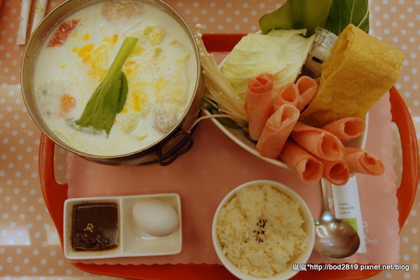 粉紅捲捲娃娃主題餐廳：【台中東海】粉紅捲捲娃娃主題餐廳－女孩們的粉色夢幻餐廳，裝潢可愛又有好多娃娃喔！牛奶鍋喝起來很牛奶！