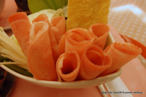 粉紅捲捲娃娃主題餐廳：【台中東海】粉紅捲捲娃娃主題餐廳－女孩們的粉色夢幻餐廳，裝潢可愛又有好多娃娃喔！牛奶鍋喝起來很牛奶！