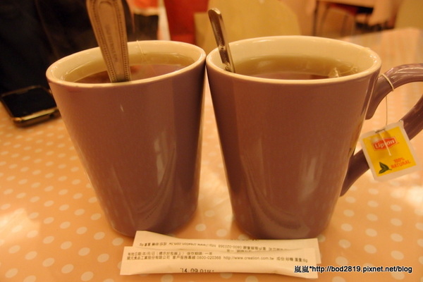 粉紅捲捲娃娃主題餐廳：【台中東海】粉紅捲捲娃娃主題餐廳－女孩們的粉色夢幻餐廳，裝潢可愛又有好多娃娃喔！牛奶鍋喝起來很牛奶！