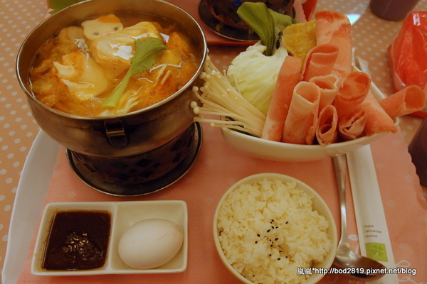 粉紅捲捲娃娃主題餐廳：【台中東海】粉紅捲捲娃娃主題餐廳－女孩們的粉色夢幻餐廳，裝潢可愛又有好多娃娃喔！牛奶鍋喝起來很牛奶！