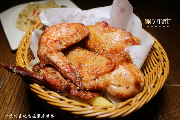 老街義式廚房:三重吃到飽『老街義式廚房』義大利麵/披薩/炸雞/天台廣場/捷運台北橋站