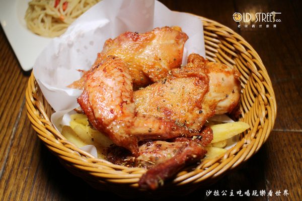 老街義式廚房:三重吃到飽『老街義式廚房』義大利麵/披薩/炸雞/天台廣場/捷運台北橋站