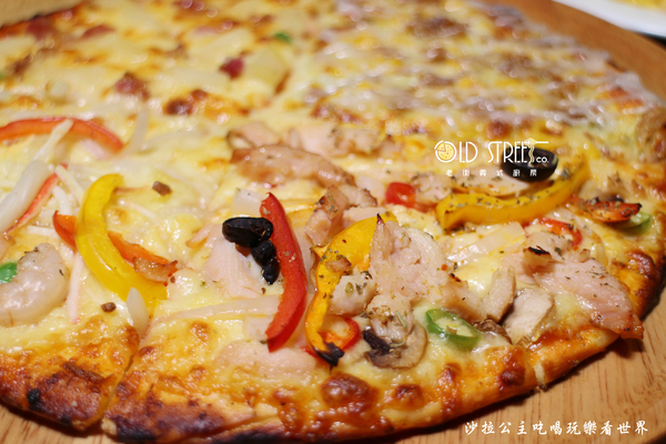 老街義式廚房:三重吃到飽『老街義式廚房』義大利麵/披薩/炸雞/天台廣場/捷運台北橋站