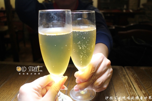 老街義式廚房:三重吃到飽『老街義式廚房』義大利麵/披薩/炸雞/天台廣場/捷運台北橋站