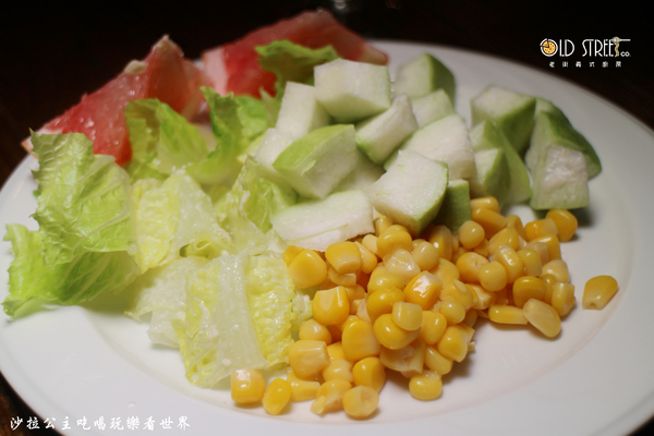 老街義式廚房:三重吃到飽『老街義式廚房』義大利麵/披薩/炸雞/天台廣場/捷運台北橋站