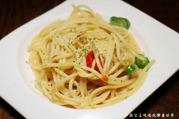 老街義式廚房:三重吃到飽『老街義式廚房』義大利麵/披薩/炸雞/天台廣場/捷運台北橋站