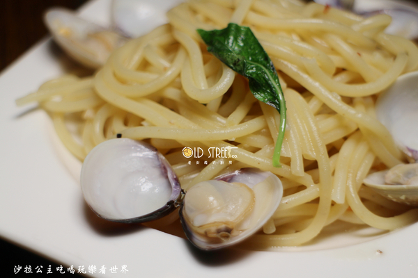 老街義式廚房:三重吃到飽『老街義式廚房』義大利麵/披薩/炸雞/天台廣場/捷運台北橋站