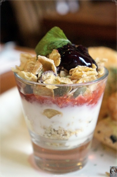 Second Floor Caf'e貳樓餐館(微風台北車站店)：台北捷運北車貳樓(二訪)~今天是頭牛之好多蔬菜早午餐