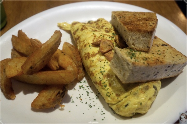 Second Floor Caf'e貳樓餐館(微風台北車站店)：台北 北車 Second Floor Caf'e貳樓餐館~人氣店有理之好好吃早午餐