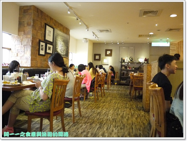 Second Floor Caf'e貳樓餐館(微風台北車站店)：台北 貳樓餐廳(微風台北車站店) 早午餐～巨無霸草莓香蕉煎餅塔