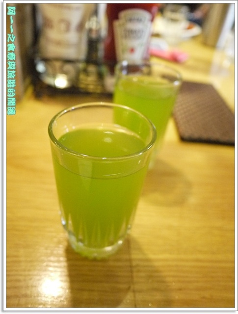 Second Floor Caf'e貳樓餐館(微風台北車站店)：台北 貳樓餐廳(微風台北車站店) 早午餐～巨無霸草莓香蕉煎餅塔