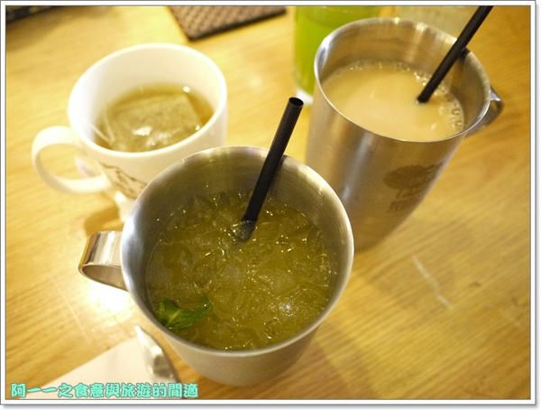 Second Floor Caf'e貳樓餐館(微風台北車站店)：台北 貳樓餐廳(微風台北車站店) 早午餐～巨無霸草莓香蕉煎餅塔