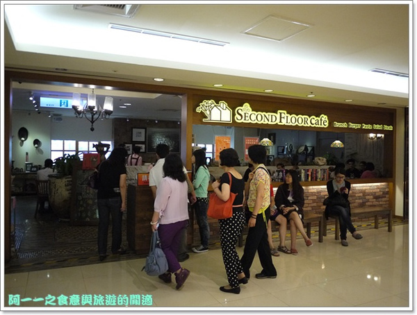 Second Floor Caf'e貳樓餐館(微風台北車站店)：台北 貳樓餐廳(微風台北車站店) 早午餐～巨無霸草莓香蕉煎餅塔