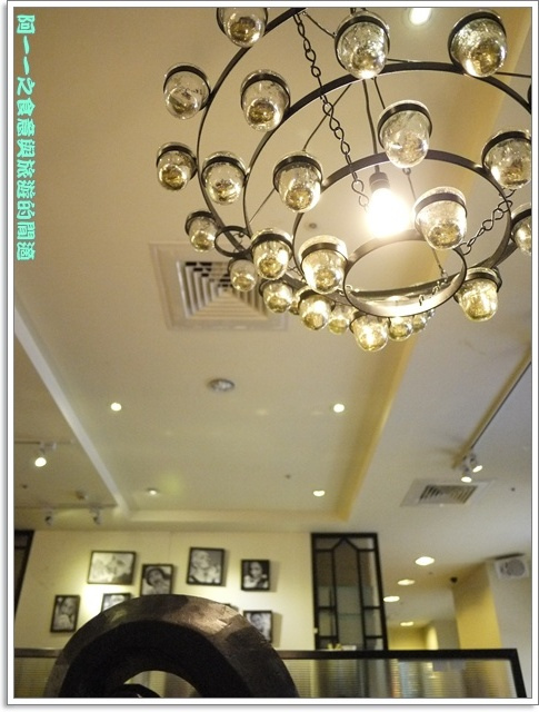 Second Floor Caf'e貳樓餐館(微風台北車站店)：台北 貳樓餐廳(微風台北車站店) 早午餐～巨無霸草莓香蕉煎餅塔