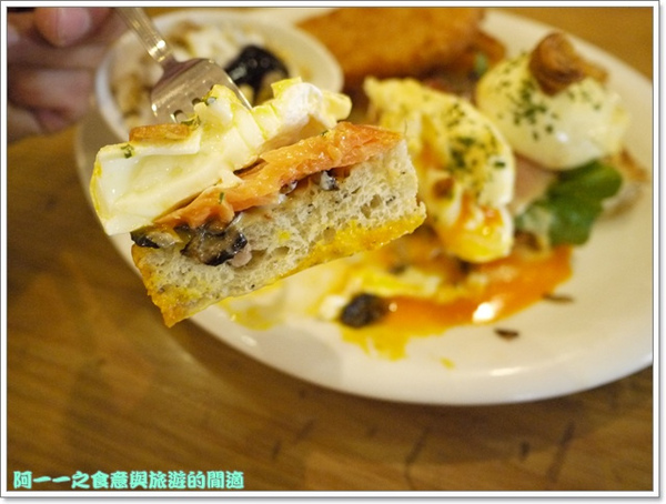 Second Floor Caf'e貳樓餐館(微風台北車站店)：台北 貳樓餐廳(微風台北車站店) 早午餐～巨無霸草莓香蕉煎餅塔