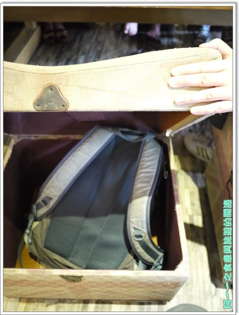 Second Floor Caf'e貳樓餐館(微風台北車站店)：台北 貳樓餐廳(微風台北車站店) 早午餐～巨無霸草莓香蕉煎餅塔