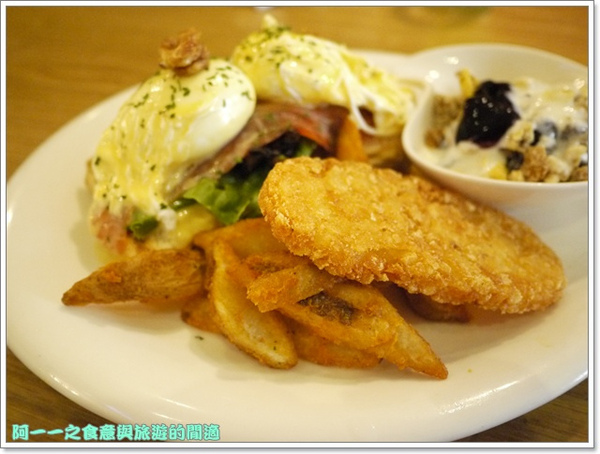 Second Floor Caf'e貳樓餐館(微風台北車站店)：台北 貳樓餐廳(微風台北車站店) 早午餐～巨無霸草莓香蕉煎餅塔