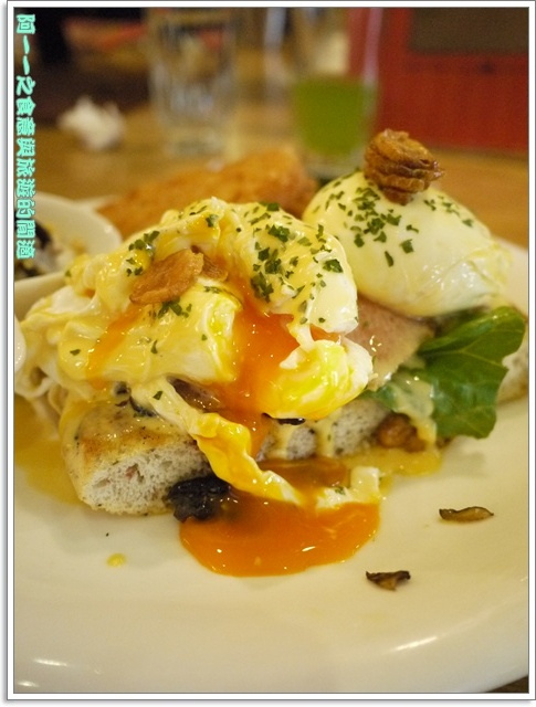 Second Floor Caf'e貳樓餐館(微風台北車站店)：台北 貳樓餐廳(微風台北車站店) 早午餐～巨無霸草莓香蕉煎餅塔