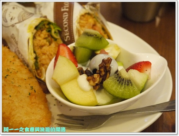 Second Floor Caf'e貳樓餐館(微風台北車站店)：台北 貳樓餐廳(微風台北車站店) 早午餐～巨無霸草莓香蕉煎餅塔