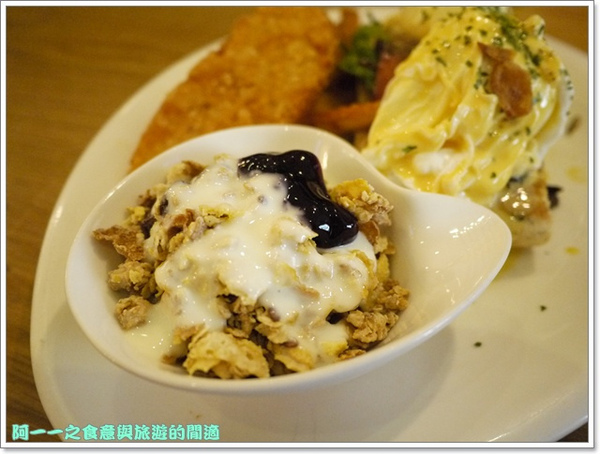 Second Floor Caf'e貳樓餐館(微風台北車站店)：台北 貳樓餐廳(微風台北車站店) 早午餐～巨無霸草莓香蕉煎餅塔