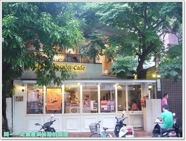 Second Floor Caf'e貳樓餐館(微風台北車站店)：台北 貳樓餐廳(微風台北車站店) 早午餐～巨無霸草莓香蕉煎餅塔